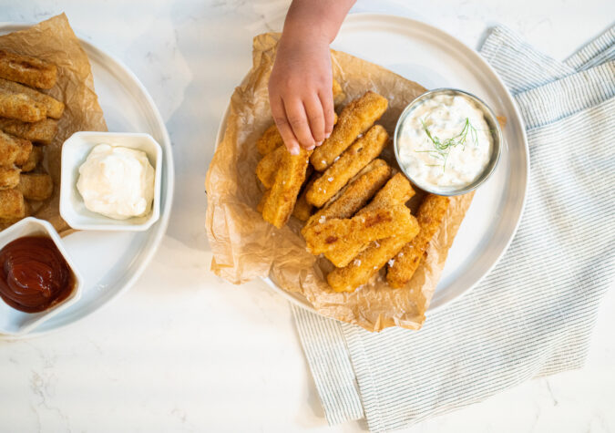 https://www.alaskaseafood.org/wp-content/uploads/202010_PLATED-FISH-STICKS_AA_05.jpg